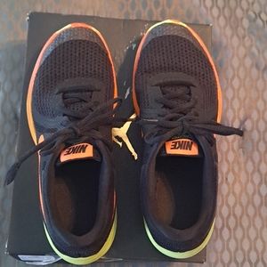 Boys, 4.5 Nike tennis shoe